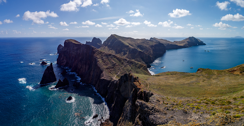 Panorama des Wanderwegs zum Ostkap Madeiras mit dem Elephant Rock
