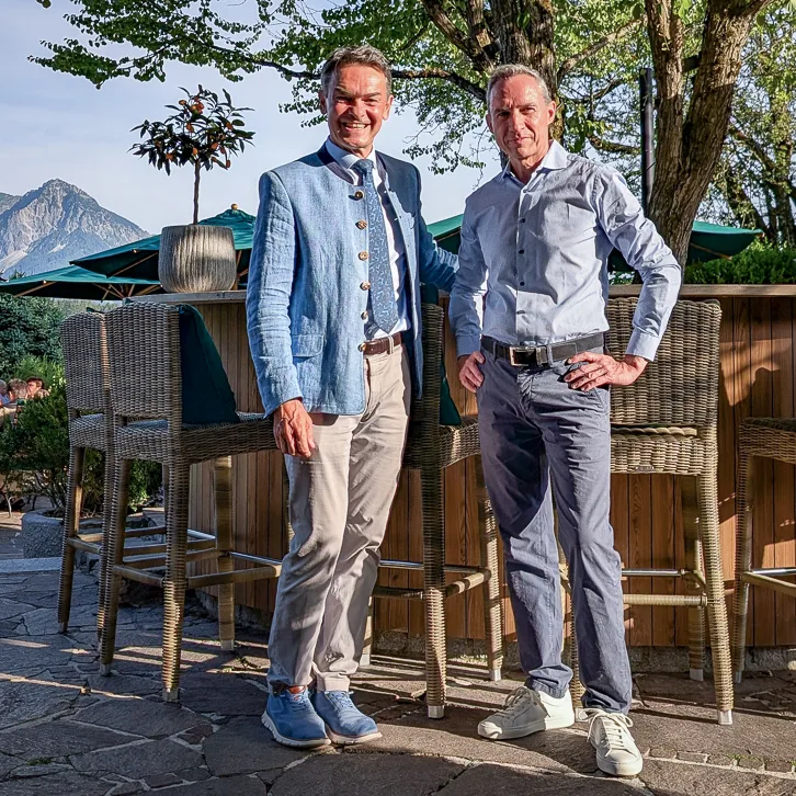 Gastgeber Michael Fäßler mit Reiseblogger Walter Schärer