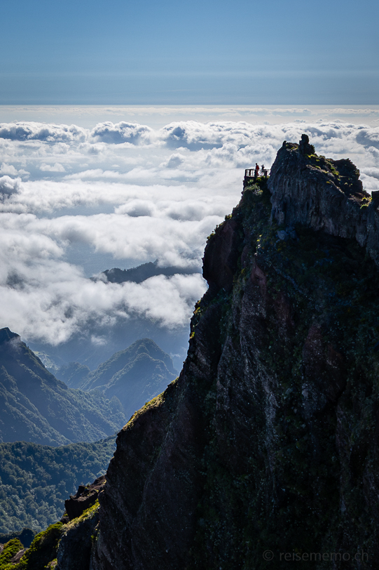 Hikers on the Miradouro do Ninho da Manta viewing platform in Madeira