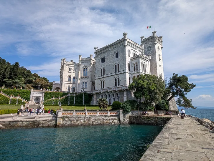 Was tun rund um Triest: Vom Märchenschloss, Tropfsteinhöhlen und Slowenien 4 miramare schloss triest 2 bei Reisememo