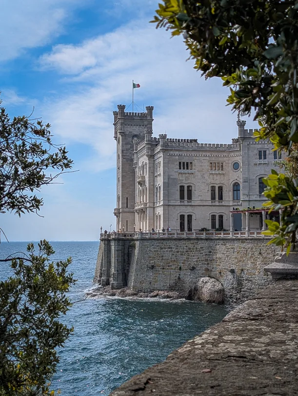 Was tun rund um Triest: Vom Märchenschloss, Tropfsteinhöhlen und Slowenien 3 Grignano Miramare Schloss am Meer