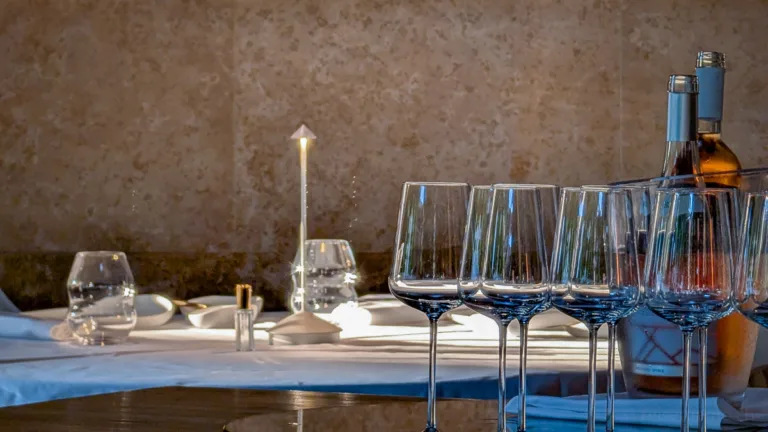 Gläser und Tischgedeck im Monte Gourmetrestaurant Rovinj, Istrien