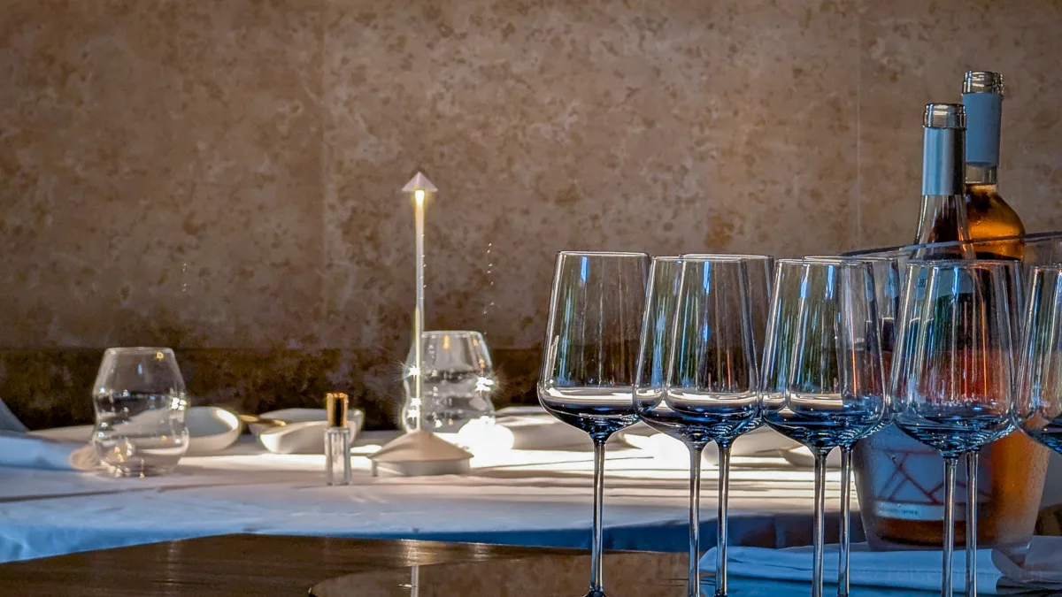 Gläser und Tischgedeck im Monte Gourmetrestaurant Rovinj, Istrien