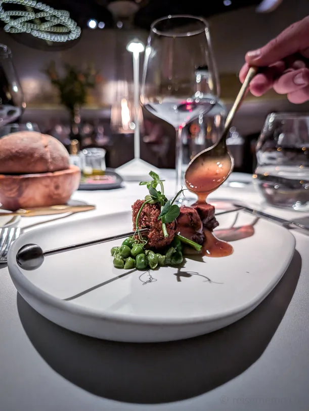 Istriens Gourmet‑Restaurants: 11 Orte für Trüffel, Meeresfrüchte & Sterneküche 6 Lamm Hauptspeise serviert an brauner Sauce