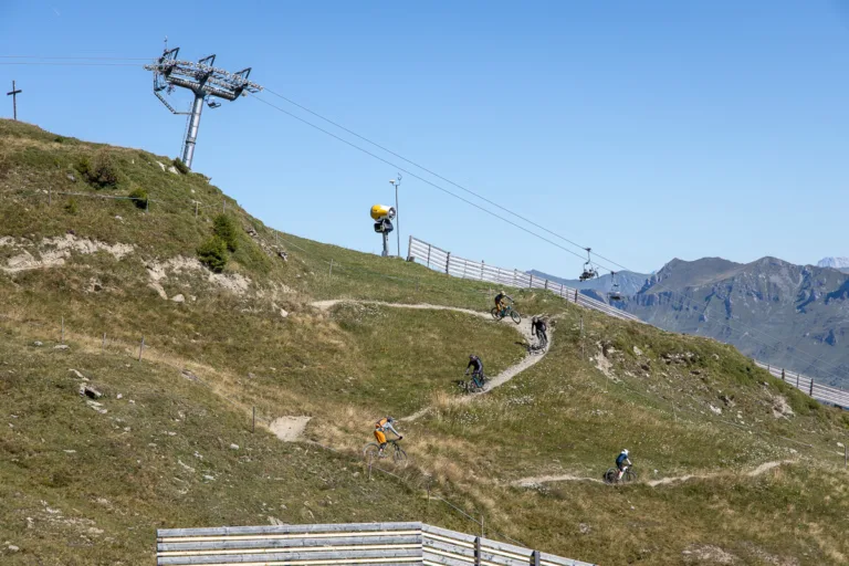 Mountain Biker auf dem Piz Scalottas