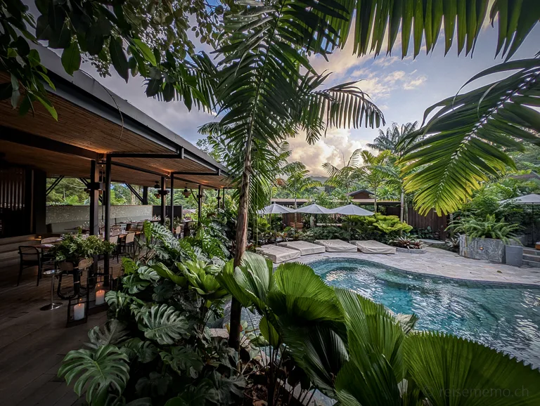 Luxuriöse Pool Villa mit privatem Swimmingpool, umgeben von tropischen Palmen und dichter Vegetation in einem Resort in Costa Rica