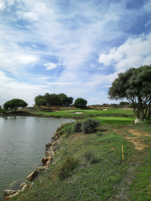 Von See und Bunkern geschütztes Green von Palmares Golf