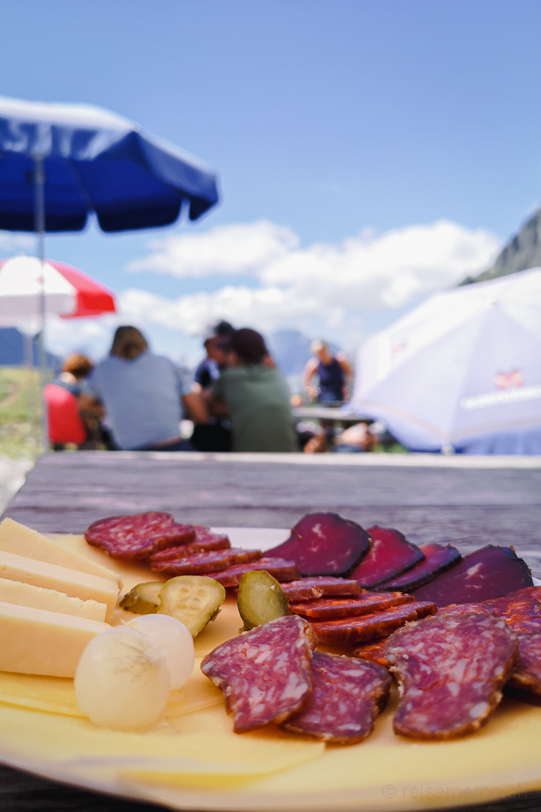 Käse- und Fleischplatte im Bergrestaurant Oberbärgli