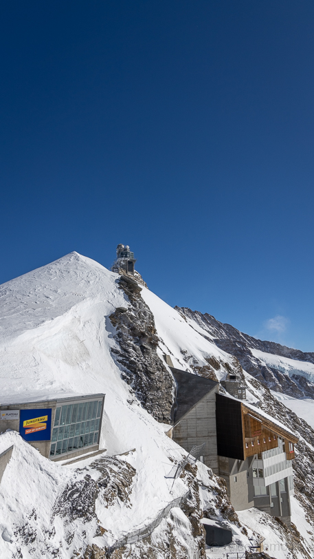 Jungfraujoch Plateau mit Sphinx und Restaurantgebäude - Top of Europe