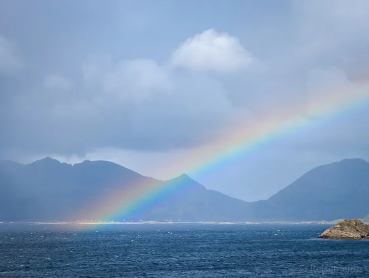 Regenbogen im Meer bei Henningsvær
