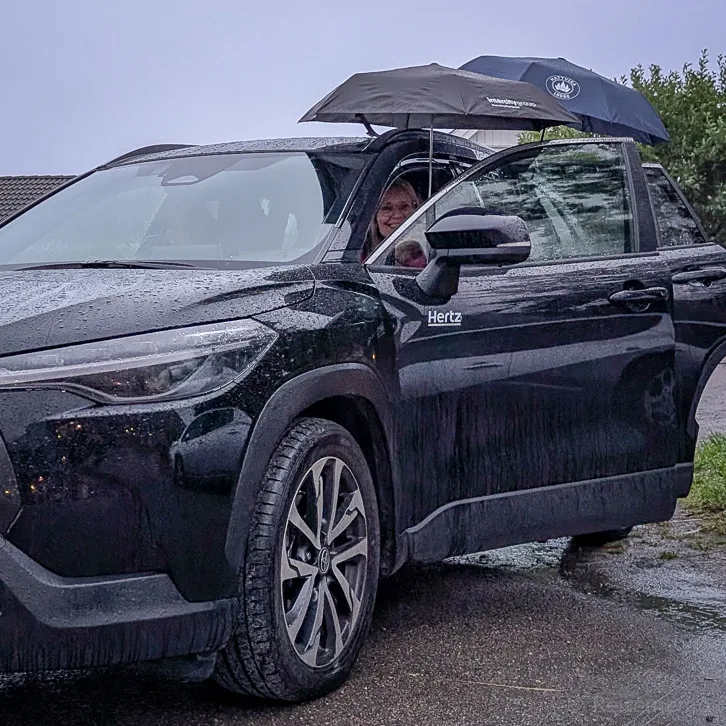 Hertz Mietwagen im Regen der Lofoten