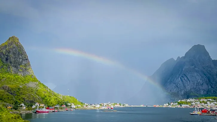 Regenbogen über Reine auf den Lofoten