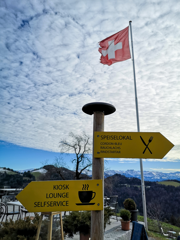 Wegweiser und Aussicht auf der Alp Scheidegg
