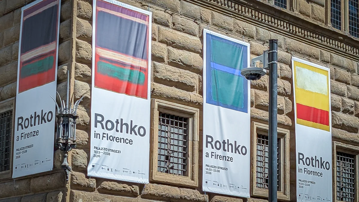 Rothko in Florenz: Bei dieser Kunstausstellung sehe ich rot – überall Vier grosse Ausstellungsplakate der Rothko-Ausstellung hängen an der Fassade des Palazzo Strozzi in Florenz.