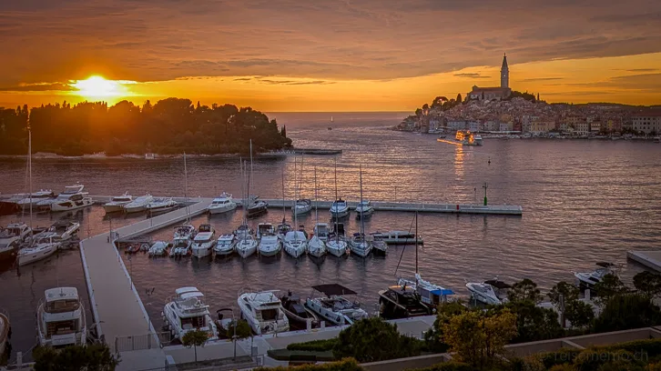 Istriens Gourmet‑Restaurants: 11 Orte für Trüffel, Meeresfrüchte & Sterneküche 10 Marina und Altstadt von Rovinj im Sonnenuntergang