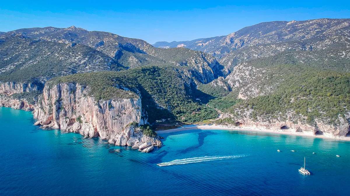 Luftaufnahme des Strands Cala Luna an der Ostküste Sardiniens