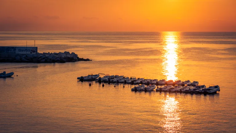 Schlauchboote "Gommone" im Sonnenaufgang vor Cala Gonone