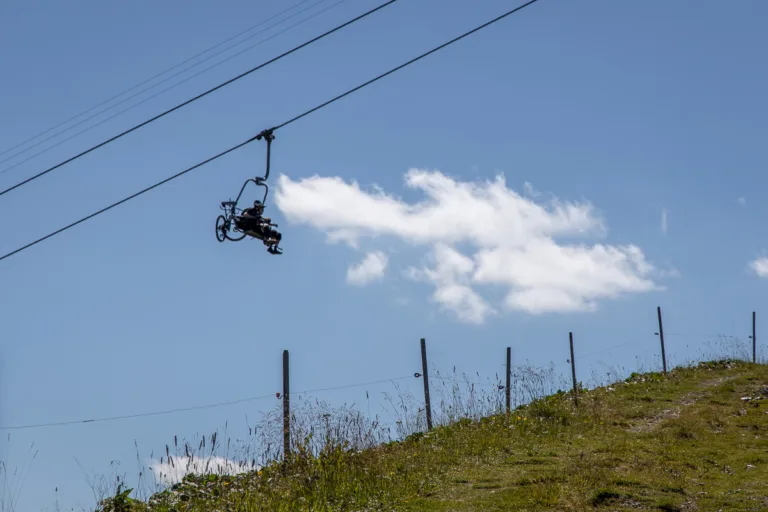 Mountain Biker auf dem Sessellift zum Piz Scalottas