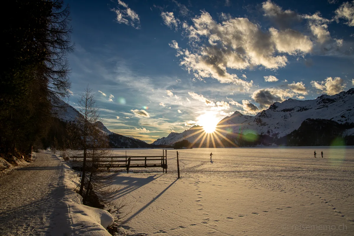 Winterwandern auf dem verschneiten Silsersee im Engadin