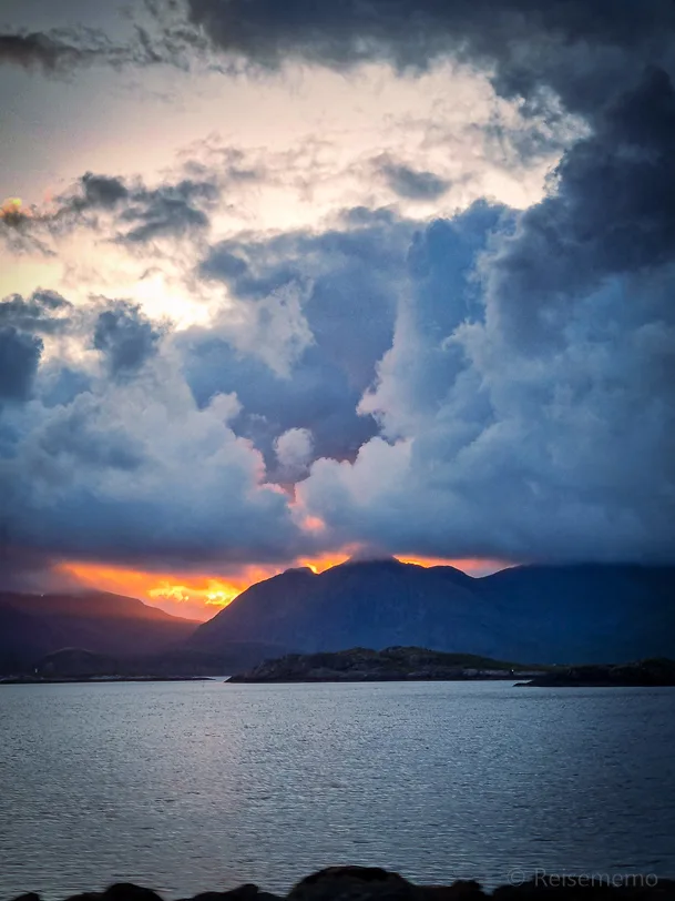 Wolkenverhangener Sonnenuntergang auf den Lofoten