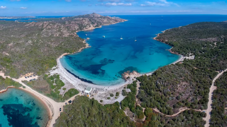 Spiaggia i due mari der Isola Maddalena