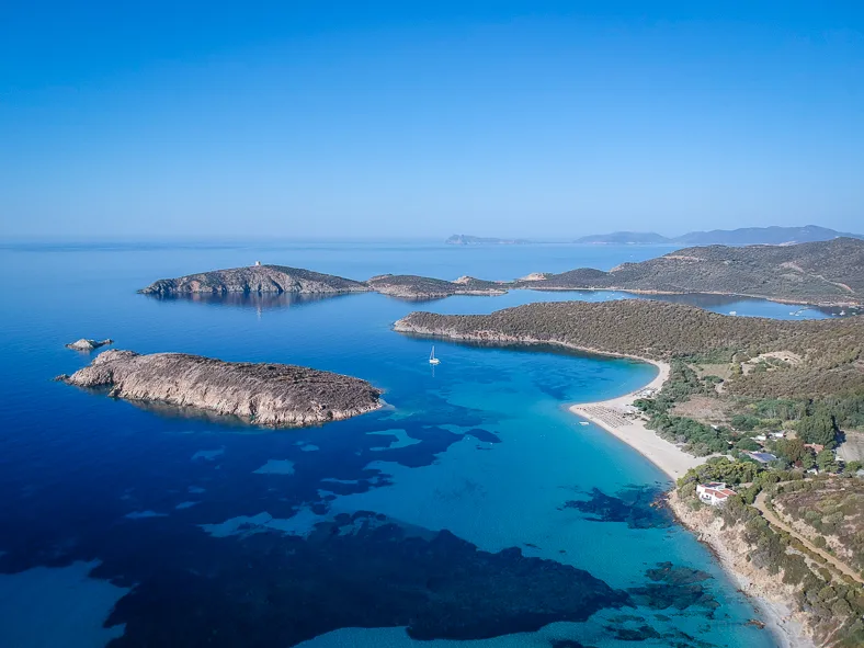 Luftaufnahme von Sandstrand und Insel Tuerradda mit Kap Malfatano im Hintergrund