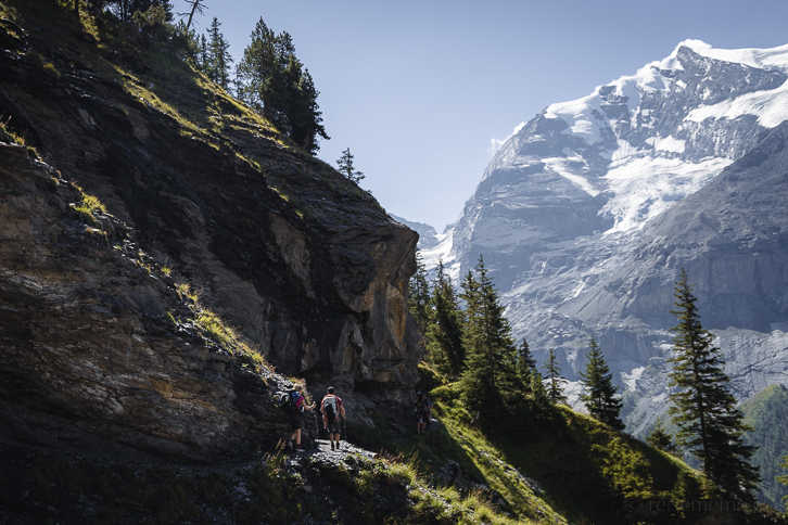 Wanderer im Steilhang mit Sicht auf Doldenhorn