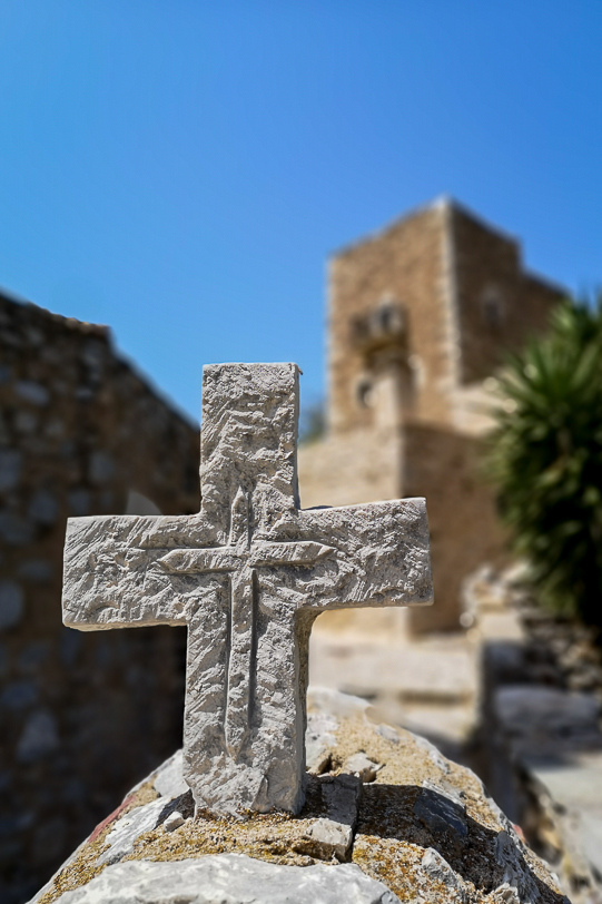 Steinkreuz vor der Kapelle in Vathia