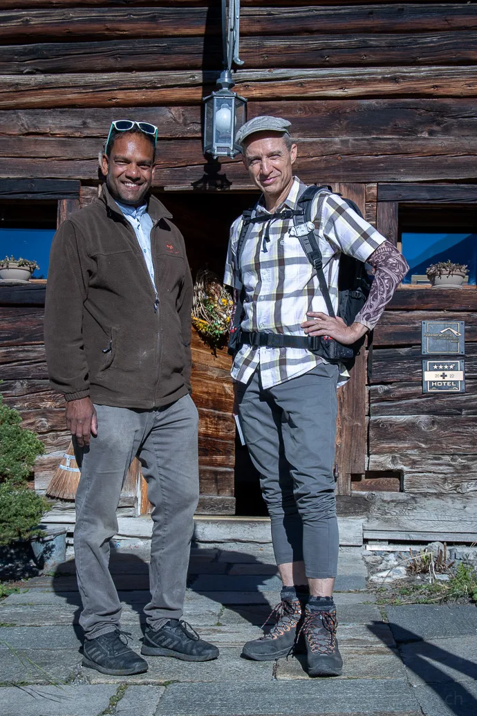 Portier Suresh und Walter vor der Reception des Guarda Val Hotels