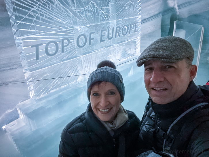 Katja und Walter vor der Eisskulptur Top of Europe