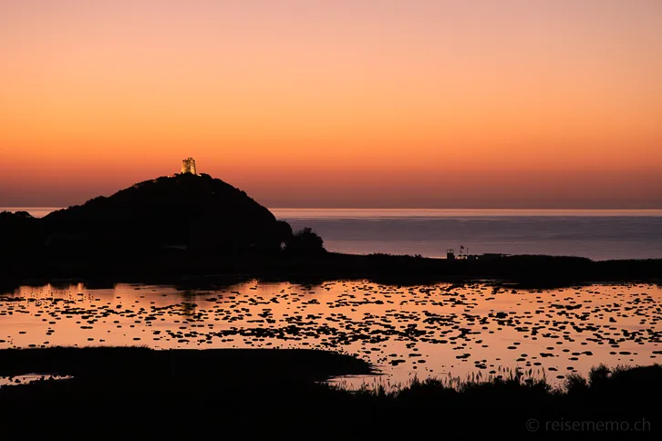 Torre di Chia bei der Lagune von Chia in der Morgendämmerung