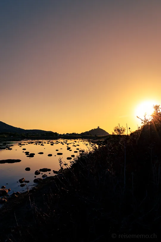 Lagune von Chia mit Torre di Chia im Sonnenaufgang