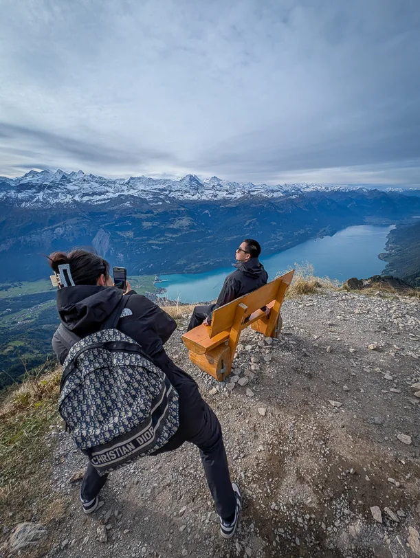 Aufs Brienzer Rothorn – mit Dampf, Aussicht und einem Hauch Nostalgie 6 Posierende Touristen auf dem Brienzer Rothorn mit Brienzersee im Hintergrund