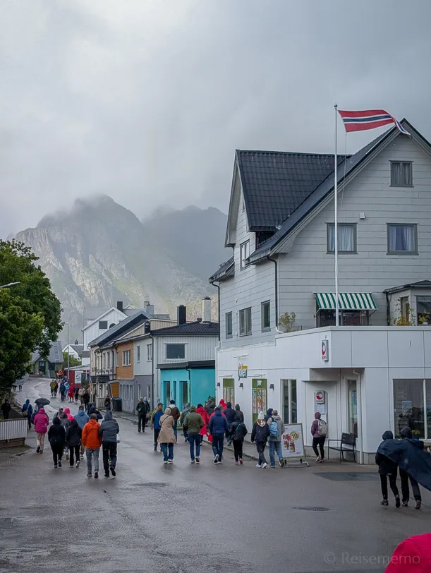 Zahlreiche Touristen während der Nebensaison in Henningsvær