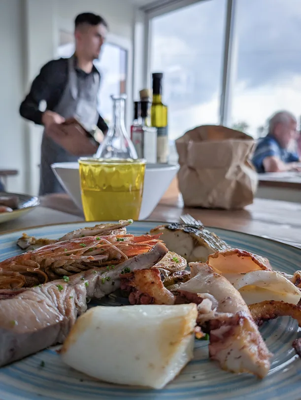 Was tun rund um Triest: Vom Märchenschloss, Tropfsteinhöhlen und Slowenien 6 Gemischte Fischplatte mit gegrilltem Sepia in Trattoria al Castello, Muggia, Triest
