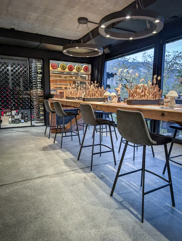 Aufs Brienzer Rothorn – mit Dampf, Aussicht und einem Hauch Nostalgie 11 Wein- und Käseschrank im Restaurant des Trauffer Bretterhotels