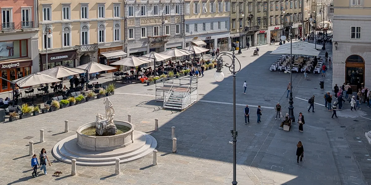 Piazza della Borsa in Triest in der Nachmittagssonne