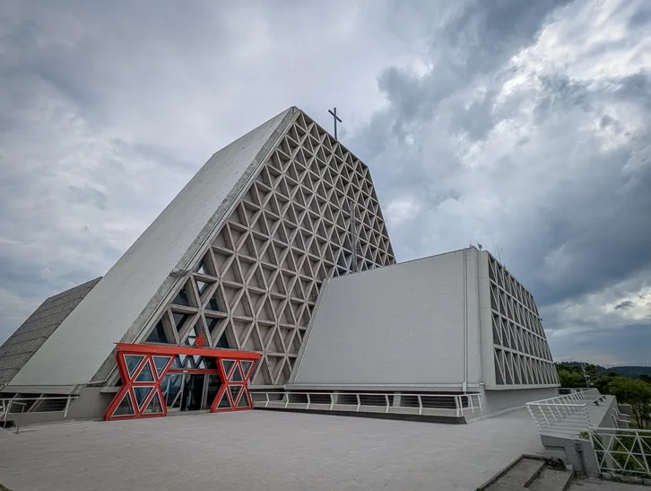 Was tun rund um Triest: Vom Märchenschloss, Tropfsteinhöhlen und Slowenien 2 Monte Grisa Wallfahrtskirche Aussenansicht