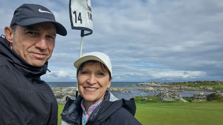 Walter und Katja beim Loch 14 des Lofoten Links Golfplatzes