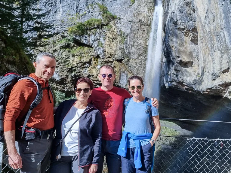 Reiseblogger Walter und Katja vor dem Berglistüber Wasserfall