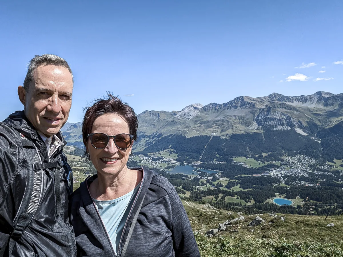 Walter und Katja auf dem Piz Scalottas mit Aussicht auf die Lenzerheide in Graubünden