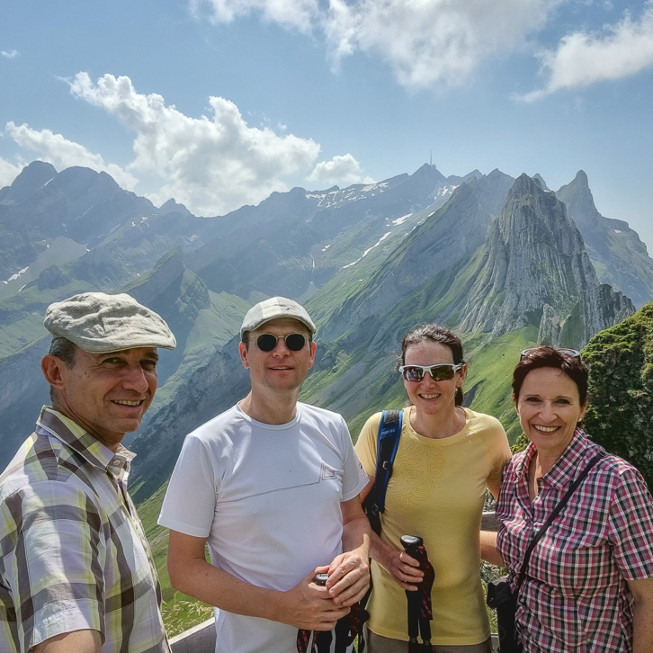 Wanderer posieren auf dem Schäfler im Alpstein