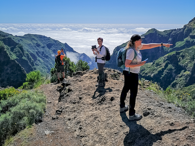 Wanderer auf dem Weg vom Pico do Arieiro zum Pico Ruivo