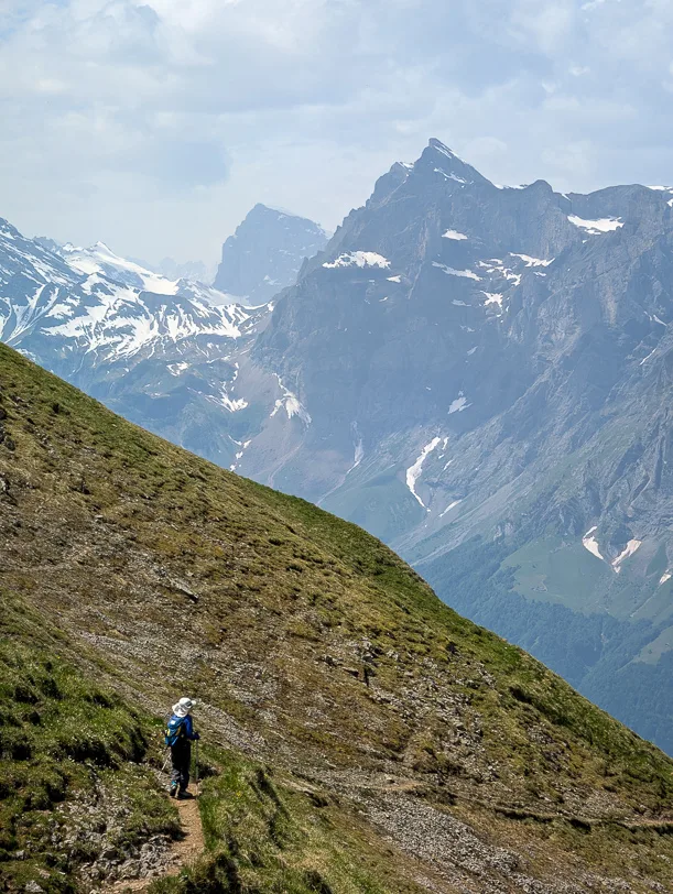 Spilauersee: Panorama-Rundwanderung in Uri oberhalb von Sisikon 6 Wanderer vor Titlis und Brunnistock
