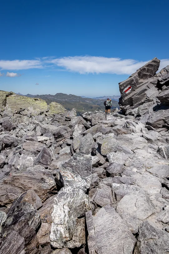 Wanderer auf dem Wanderweg über ein Geröllfeld zwischen Wildsee und Schottensee