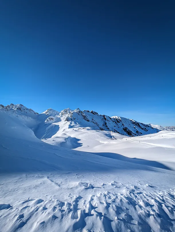 Pizol Höhenwanderung im Winter: Gefrorener Wangsersee und Pizolhütte im Hintergrund