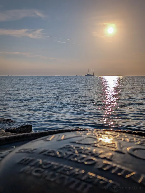 Was tun in Triest - der Kaffeehauptstadt Italiens 7 Windrose im Sonnenuntergang am Pier in Triest
