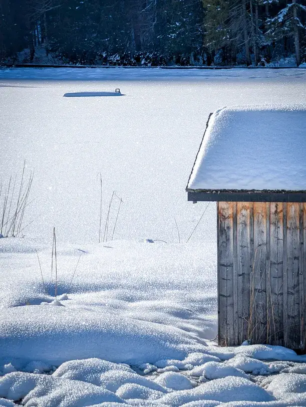 Leichte Winterwanderung zu den Schwendiseen bei Wildhaus im Toggenburg 3 Schwimmplattform im gefrorenen Vorderen Schwendisee